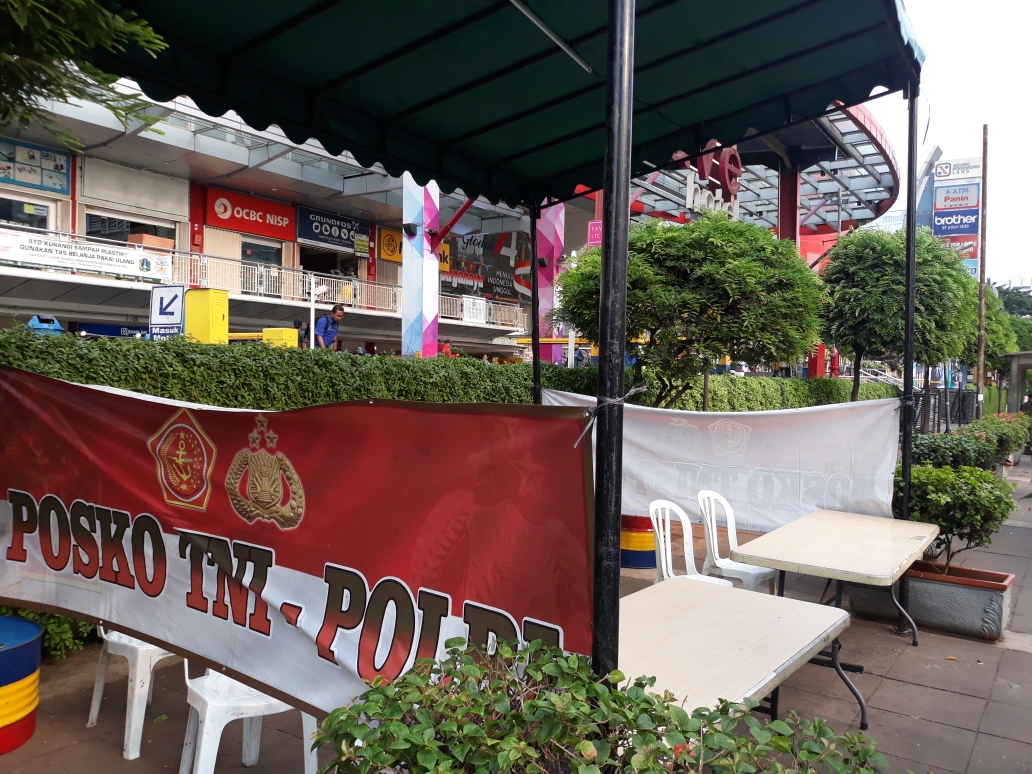 posko-keamanan-tni-polri-sudah-terpasang-di-depan-ltc-glodok-kamis-17102019.jpg