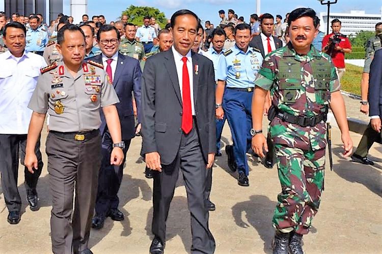 presiden-joko-widodo-panglima-tni-dan-kapolri_20180521_123712.jpg