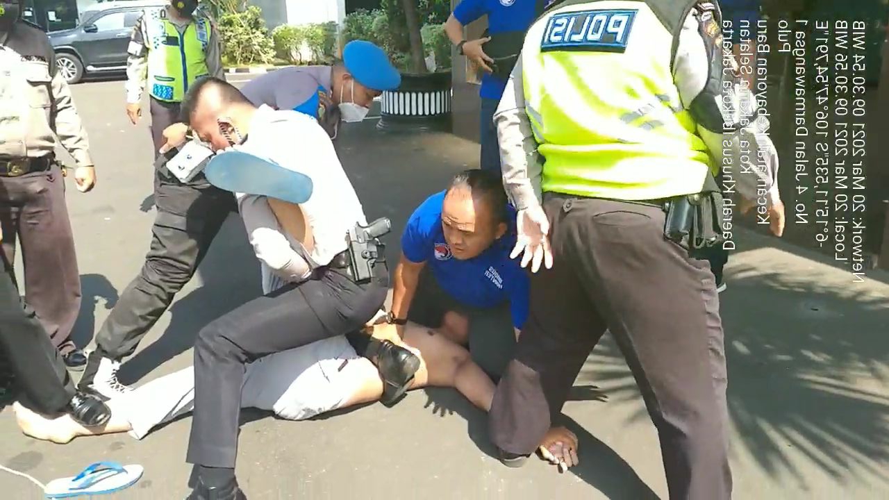 pria-mau-bundir-di-polres-jaksel.jpg