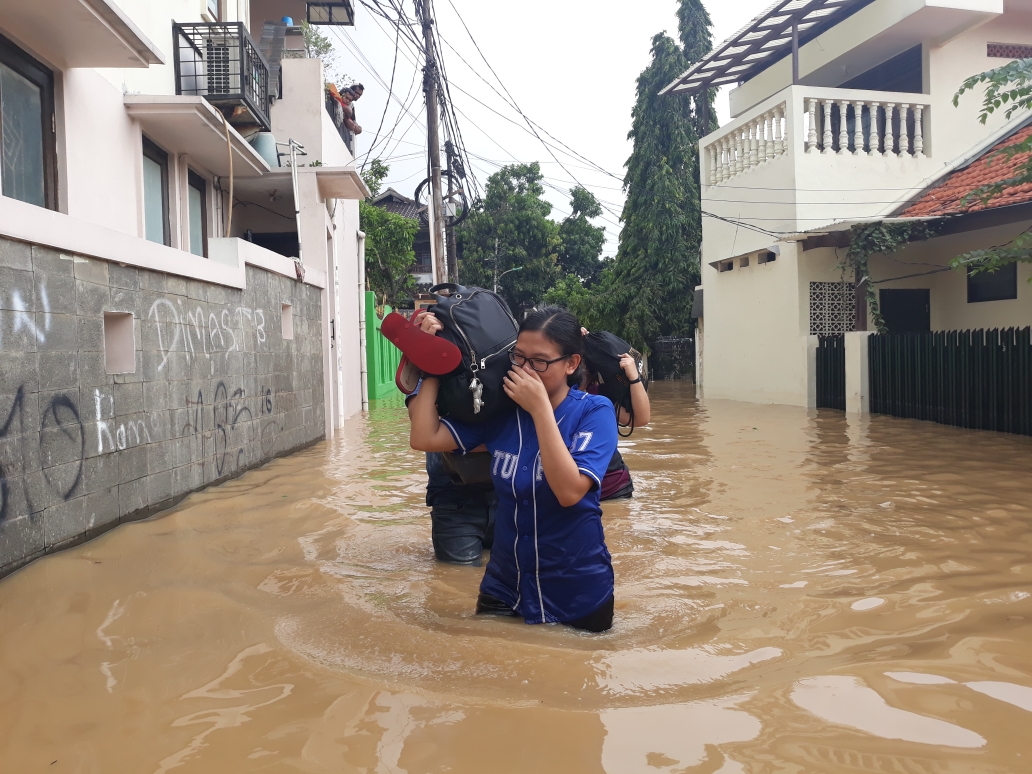 proses-evakuasi-warga-kelurahan-cililitan-yang-hendak-mengungsi.jpg