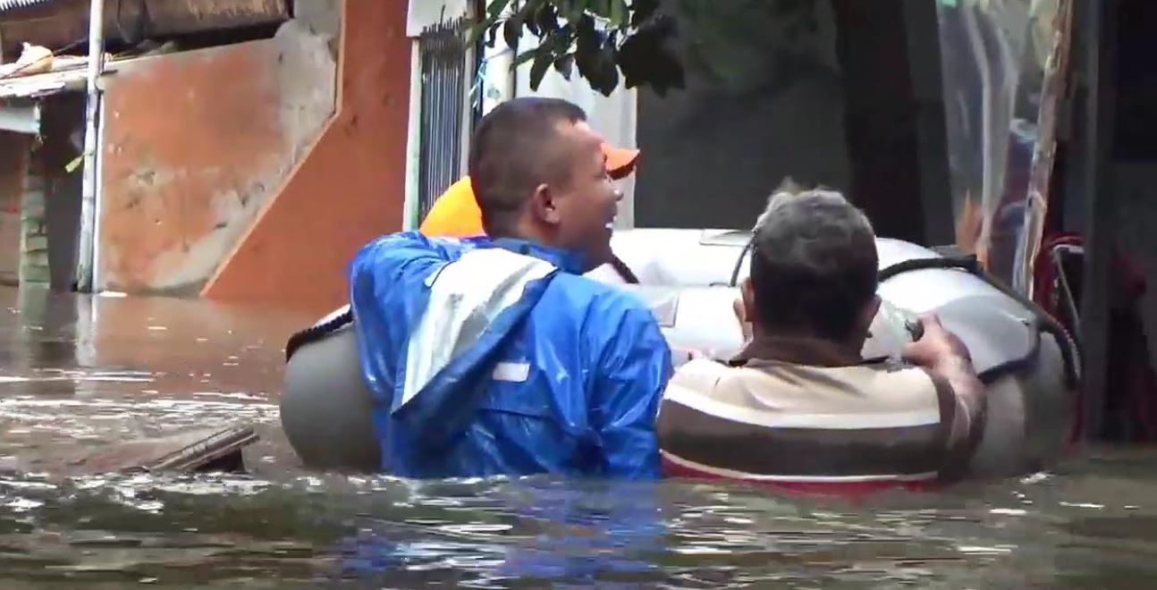 proses-evakuasi-warga-kelurahankecamatan-makasar-korban-banjir.jpg
