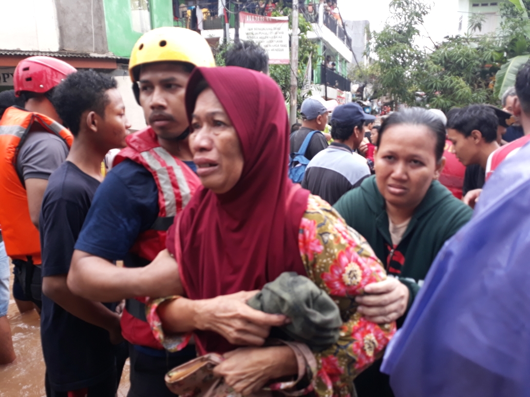 proses-evakuasi-warga-rw-04-kelurahan-cipinang-melayu.jpg