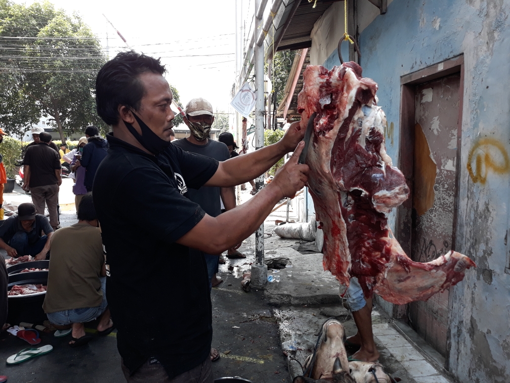 proses-pemotongan-hewan-kurban-yang-dilakukan-di-matraman-2.jpg