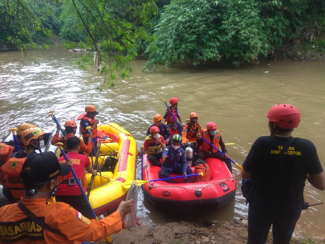 proses-pencarian-m-napis-di-kali-ciliwung-oleh-petugas-gabungan.jpg