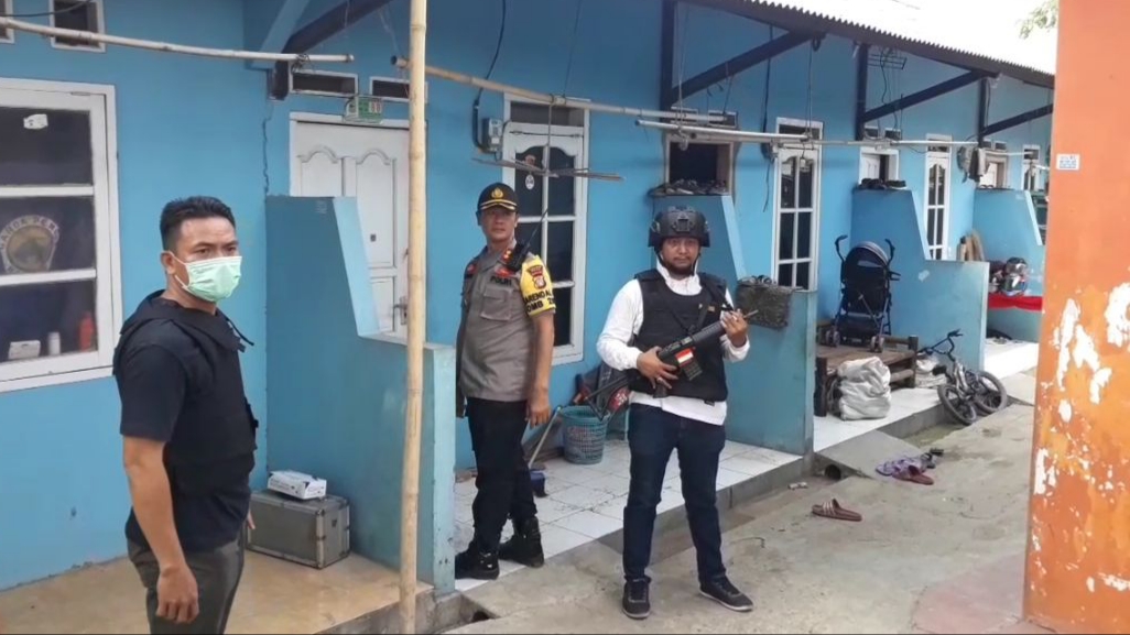 proses-penggeledahan-yang-dilakukan-densus-88-dan-polres-metro-bekasi.jpg