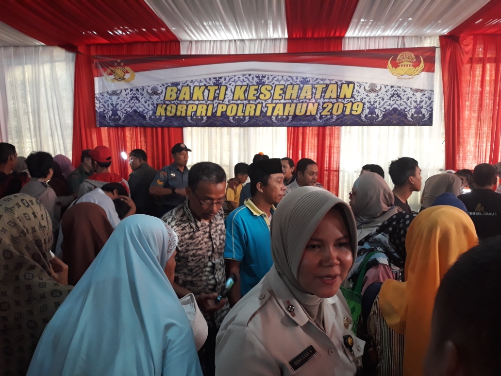 Ribuan Warga Antusias Ikuti Pengobatan Gratis di Mapolsek Ciracas