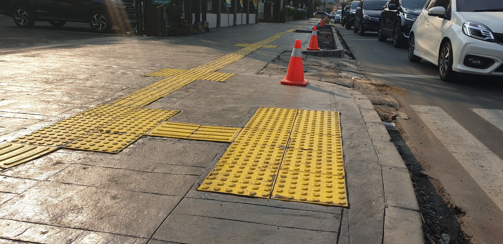 proyek-revitalisasi-trotoar-di-jalan-cikin-raya-1.jpg
