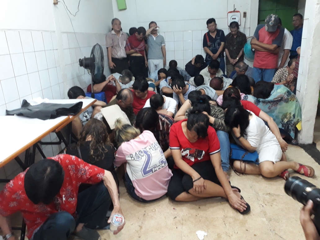 Fakta-fakta Penangkapan Puluhan Bandar Judi, Diangkut Pakai Angkot dan Papan Peringatan di Markas