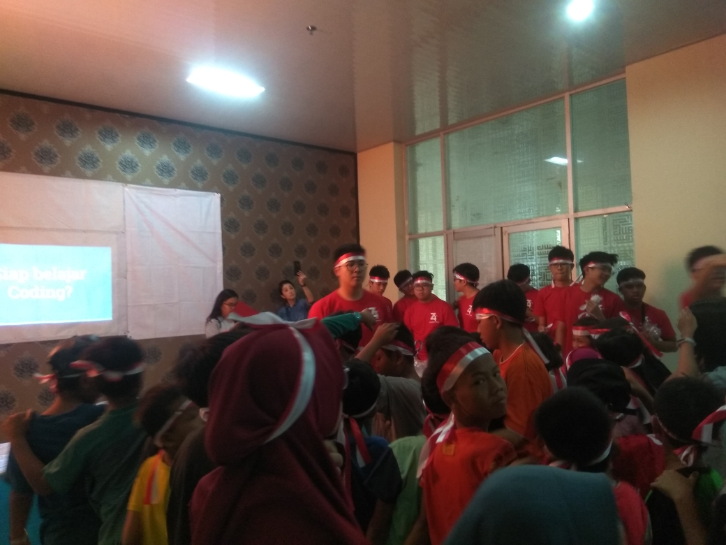puluhan-anak-anak-di-rusun-jatinegara-barat-ikuti-acara-hour-of-code.jpg