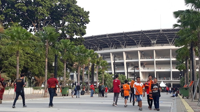 puluhan-jakmania-yang-tak-tertampung-di-sugbk.jpg