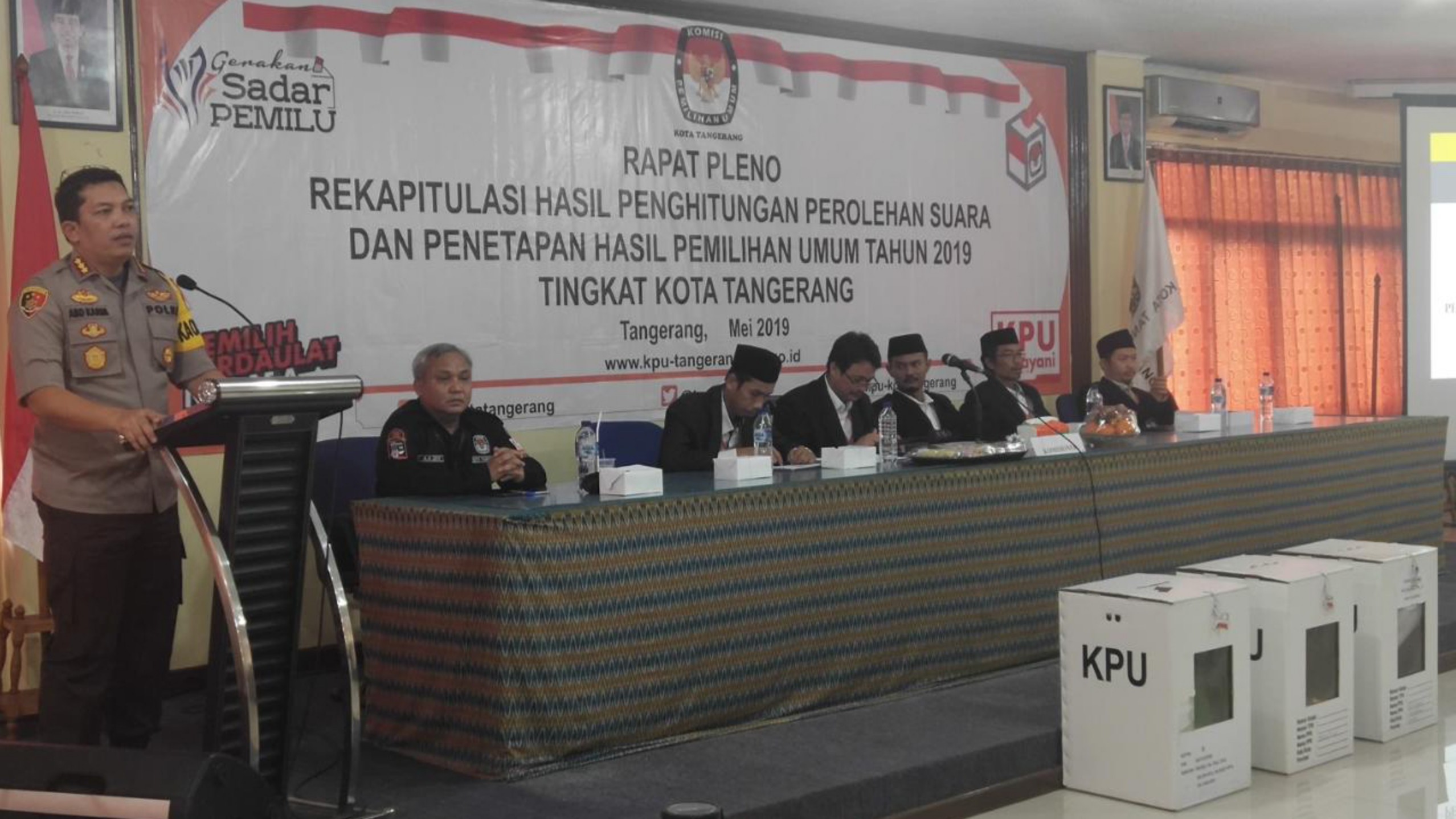 rapat-pleno-rekapitulasi-pemilu-2019-tingkat-kota-di-kantor-kpu-kota-tangerang-3.jpg