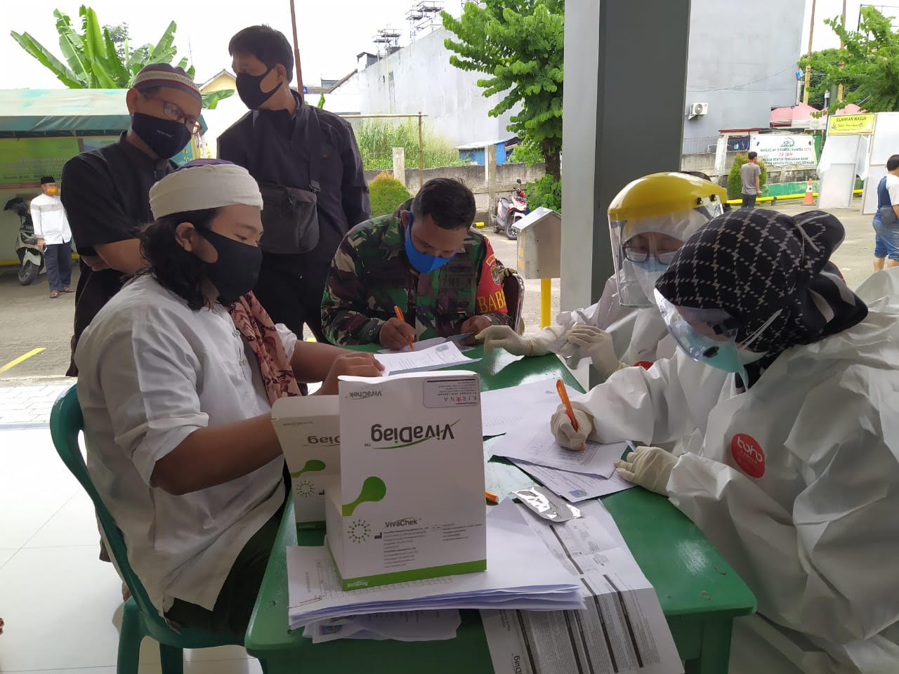 Jamaah Salat Jumat di Masjid Agung Al-Mujahidin Serpong Jalani Rapid Test Corona