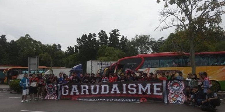 ratusan-suporter-timnas-indonesia.jpg