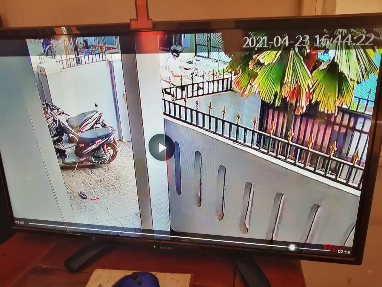 rekaman-cctv-terlihat-keluar.jpg