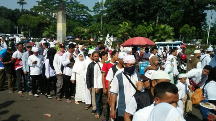 relawan-roemah-djoeang-prabowo-sandi-saat-menyajikan-nasi-kebuli-u.jpg