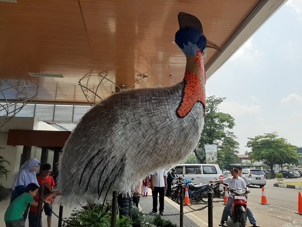 replika-burung-kasuari-gelambir-tunggal-di-taman-burung-tmii.jpg