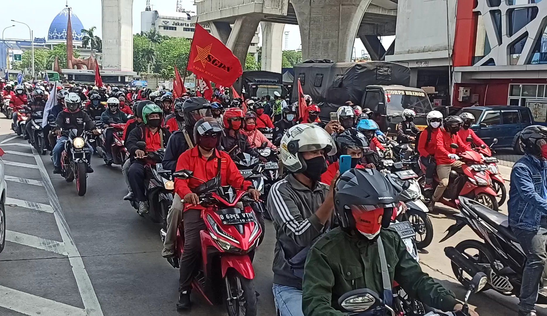 ribuan-buruh-dari-jakarta-utara-berangkat-ke-istana-merdeka-omnibus-law-uu-cipta-kerja.jpg