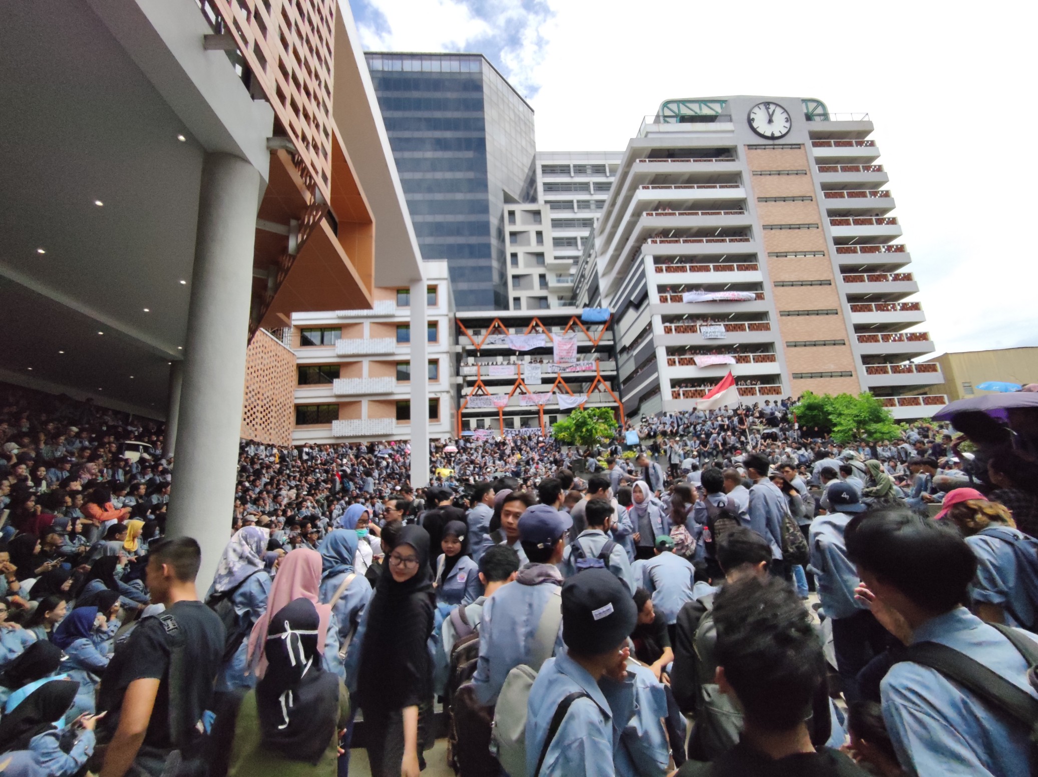 ribuan-mahasiswa-universitas-gunadarma-menggelar-aksi-demo-3.jpg