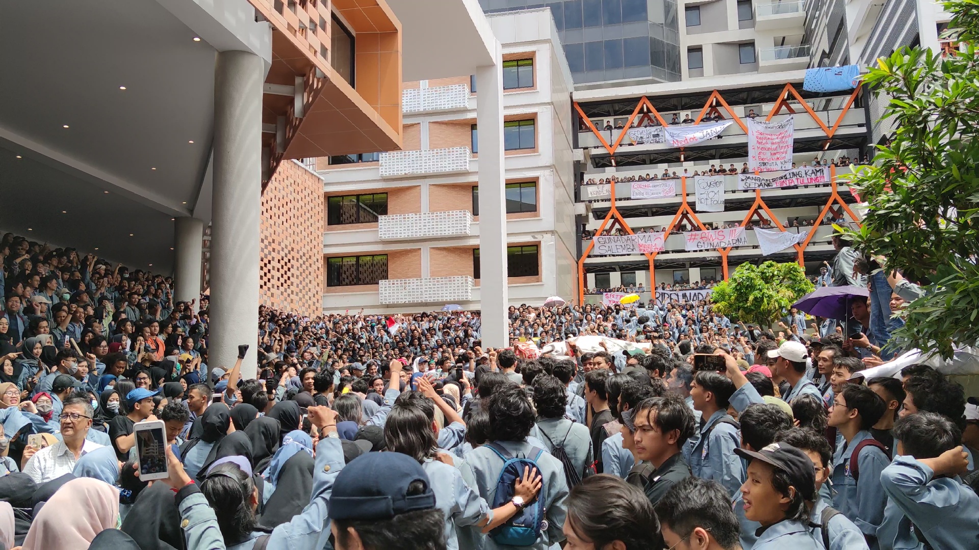 ribuan-mahasiswa-universitas-gunadarma-menggelar-aksi-demo.jpg