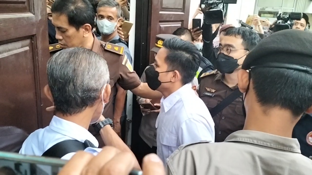 Bharada E Jalani Sidang Tuntutan, Emak-emak Riuh Beri Dukungan: Semangat Icad, God Bless You