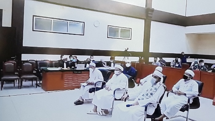 rizieq-shihab-saat-dihadirkan-sebagai-terdakwa-senin-1052021.jpg