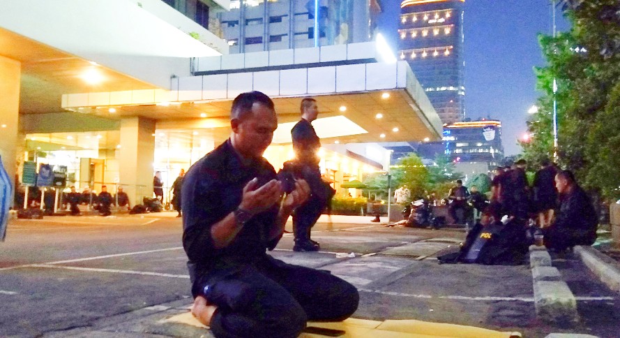 rizki-selaku-anggota-brimobda-sumatra-barat-sedang-sembahyang-magrib.jpg