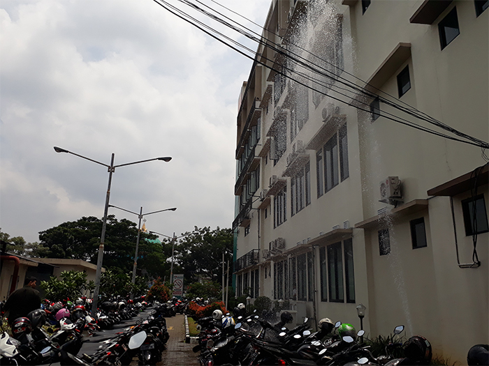 Pipa Air Bocor, Pengunjung Kesulitan Mengambil Sepeda Motor Miliknya