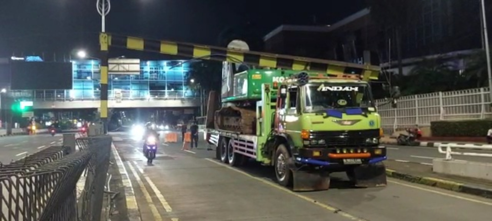 Brak! Truk Pengangkut Crane Tabrak Portal Pembatas Underpass Pondok Indah
