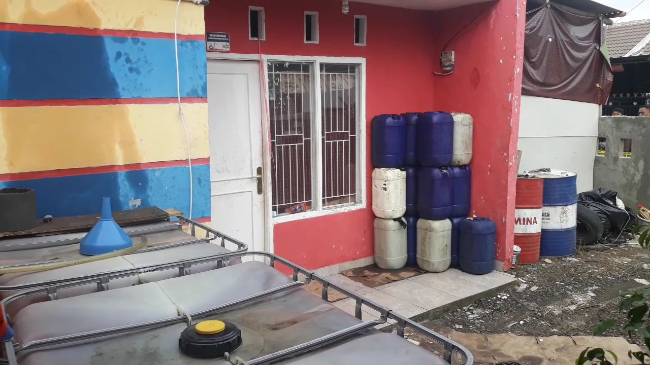 rumah-diduga-produsen-oli-palsu-di-perumahan-the-palm-residence.jpg