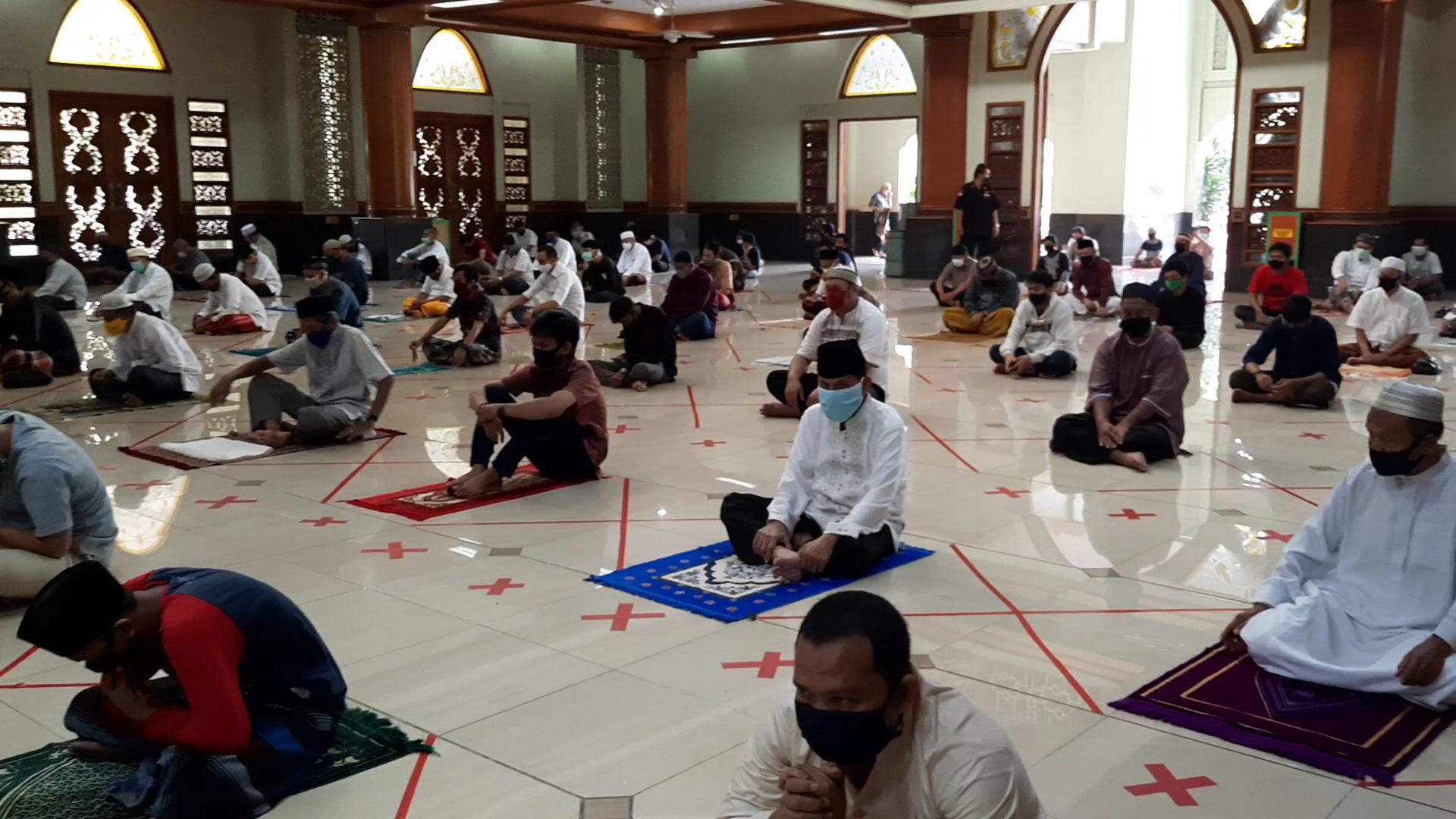saf-salat-jumat-perdana-di-masjid-agung-al-barkah.jpg