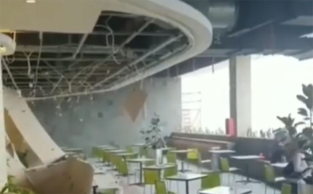 Penampakan Bata Dinding Berserakan di Anjungan Bongkar Muat Margo City Mall