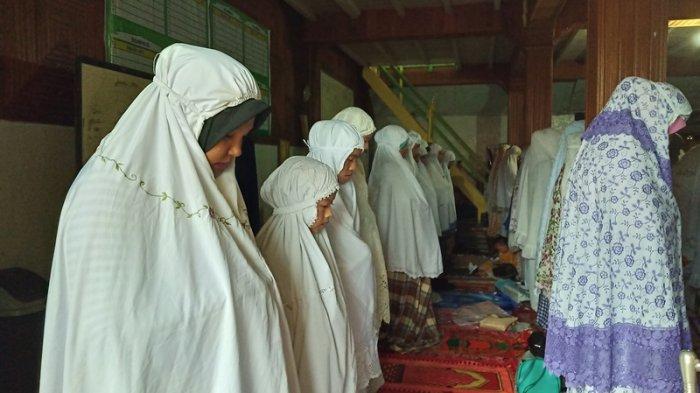 salat-idul-fitri-jemaah-tarekat-syattariyah.jpg