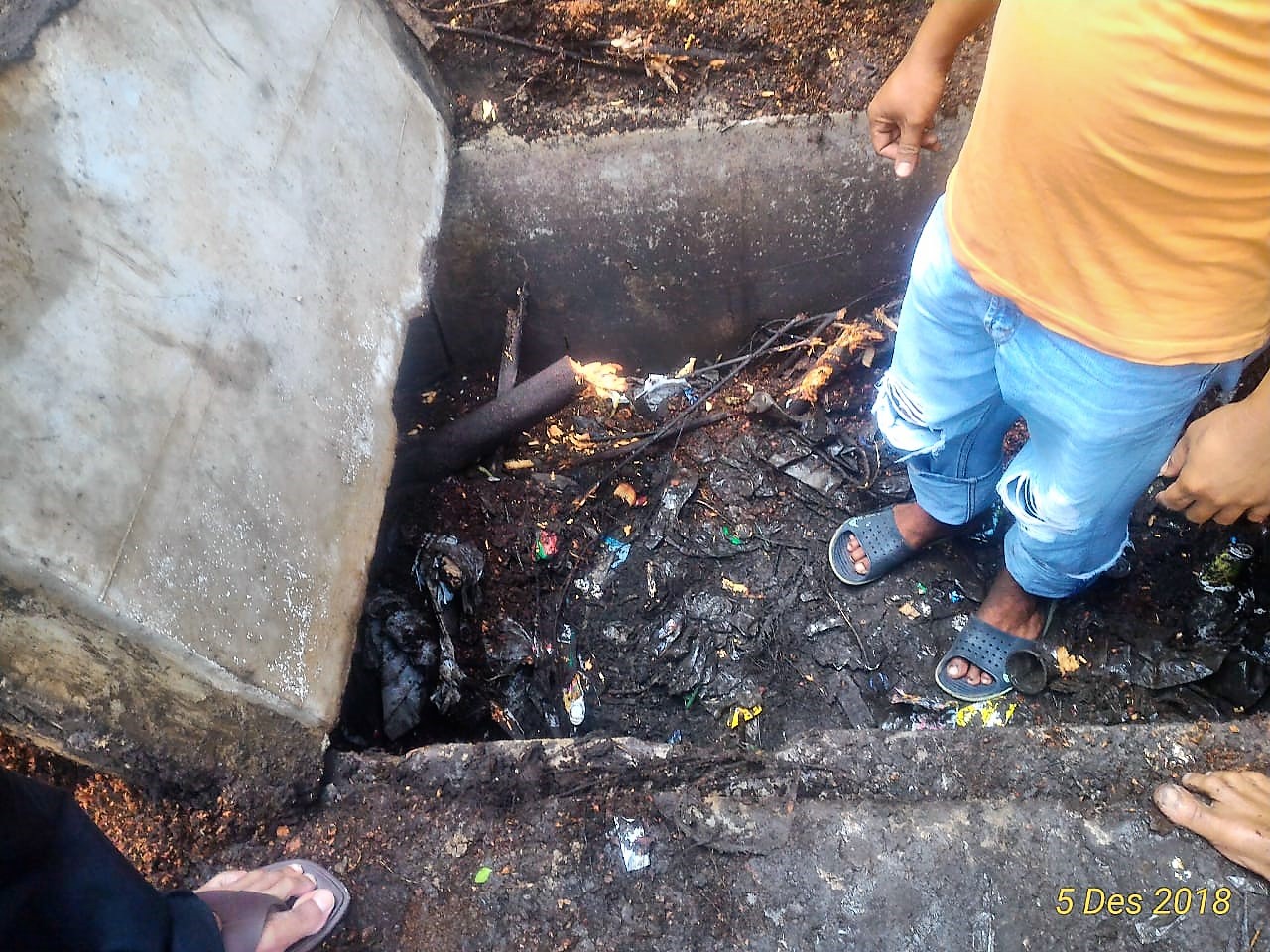 saluran-air-tertutup-akar-pohon.jpg