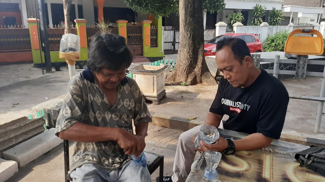 Bisa Buat Asbak Dari Botol Plastik Bekas, Sapri Ajarkan Cara Pembuatan Ke Orang Lain