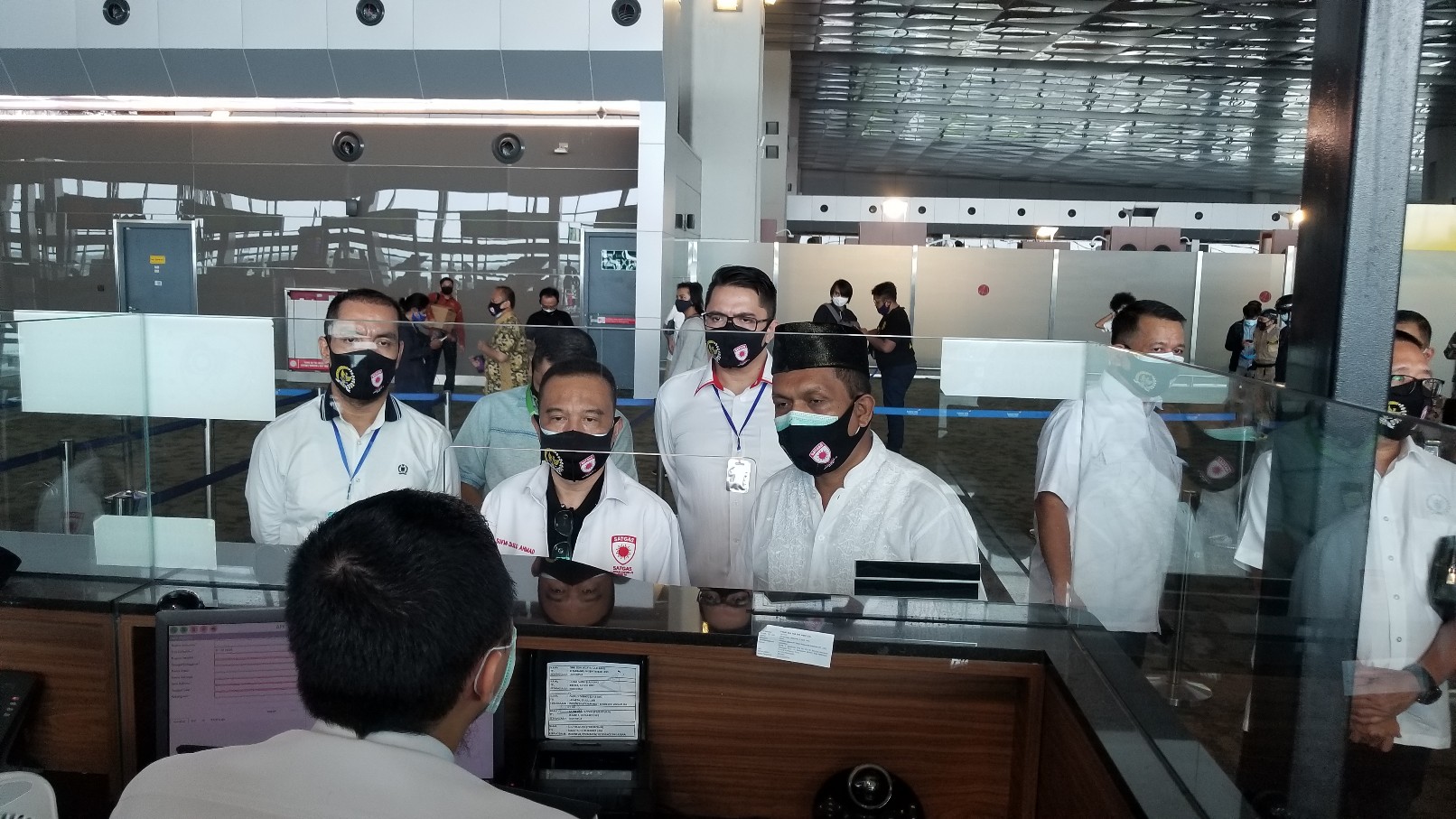 satgas-lawan-covid-19-dpr-ri-melakukan-sidak-di-bandara-soekarno-hatta-2.jpg