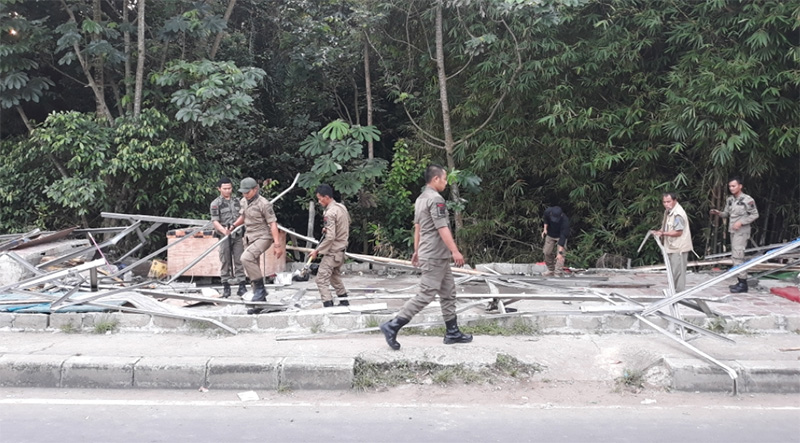satpol-pp-bongkar-bangunan_20180527_214824.jpg