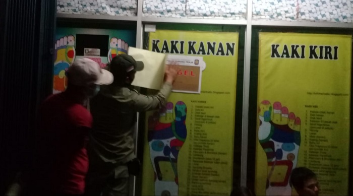 satpol-pp-kabupaten-tangerang-yang-menyegel-tiga-panti-pijat.jpg