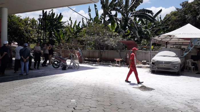 BREAKING NEWS Sepeda Motor dan Mobil Terbakar di SPBU di Pamulang, Pengendara Panik