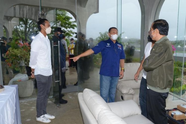 sean-gelael-kiri-dan-bambang-soesatyo-bertemu-presiden-jokowi-di-sirkuit-mandalika.jpg