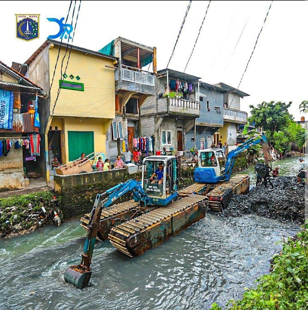 sejumlah-alat-berat-melakukan-pengerukan-lumpur-di-kali-mampang.jpg