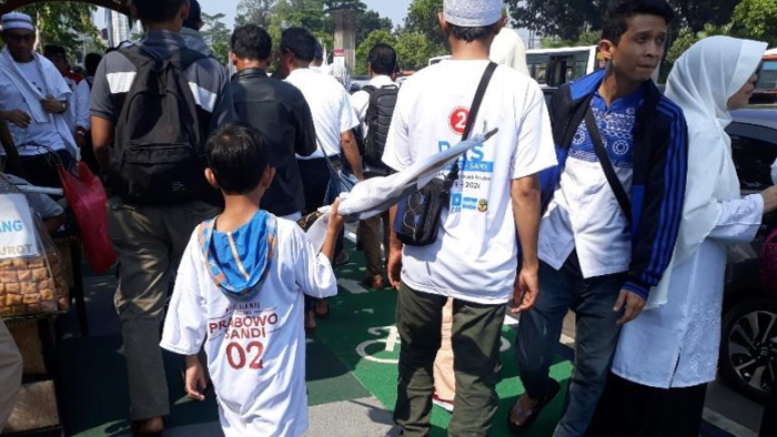 sejumlah-anak-anak-tampak-mengenakan-atribut-kampanye-di-sekitar-gbk-minggu-742019.jpg
