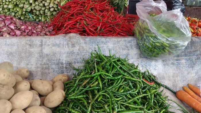 sejumlah-barang-kebutuhan-pokok-di-pasar-baru-bekasi.jpg