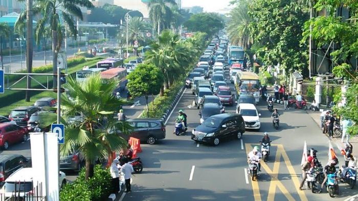 sejumlah-kendaraan-berputar-arah-di-depan-mal-plaza-se.jpg