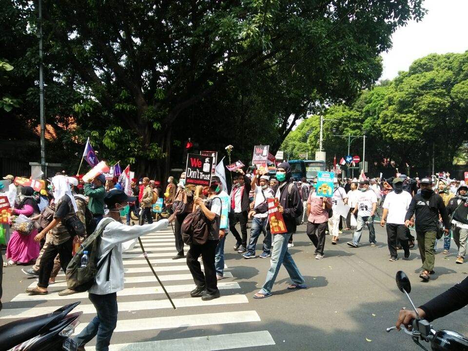 sejumlah-massa-aksi-yang-hendak-menuju-ke-gedung-bawaslu-di-jalan-mh-thamrin.jpg
