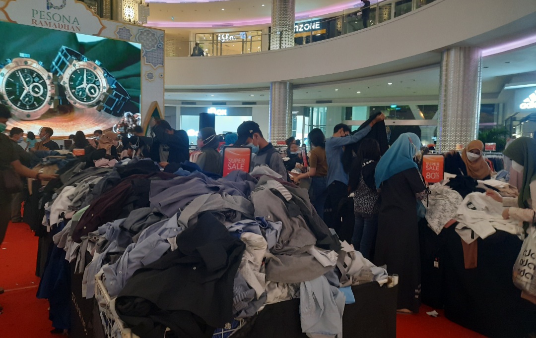 sejumlah-pengunjung-memilah-milih-busana-diskon.jpg