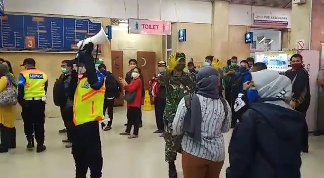 sejumlah-personel-tni-pun-mengedukasi-penumpang-krl-di-stasiun-tanah-abang-1.jpg