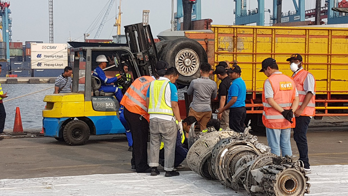 sejumlah-petugas-mengangkut-roda-serta-turbin-pesawat-lion-air-pk-lqp_20181104_174301.jpg