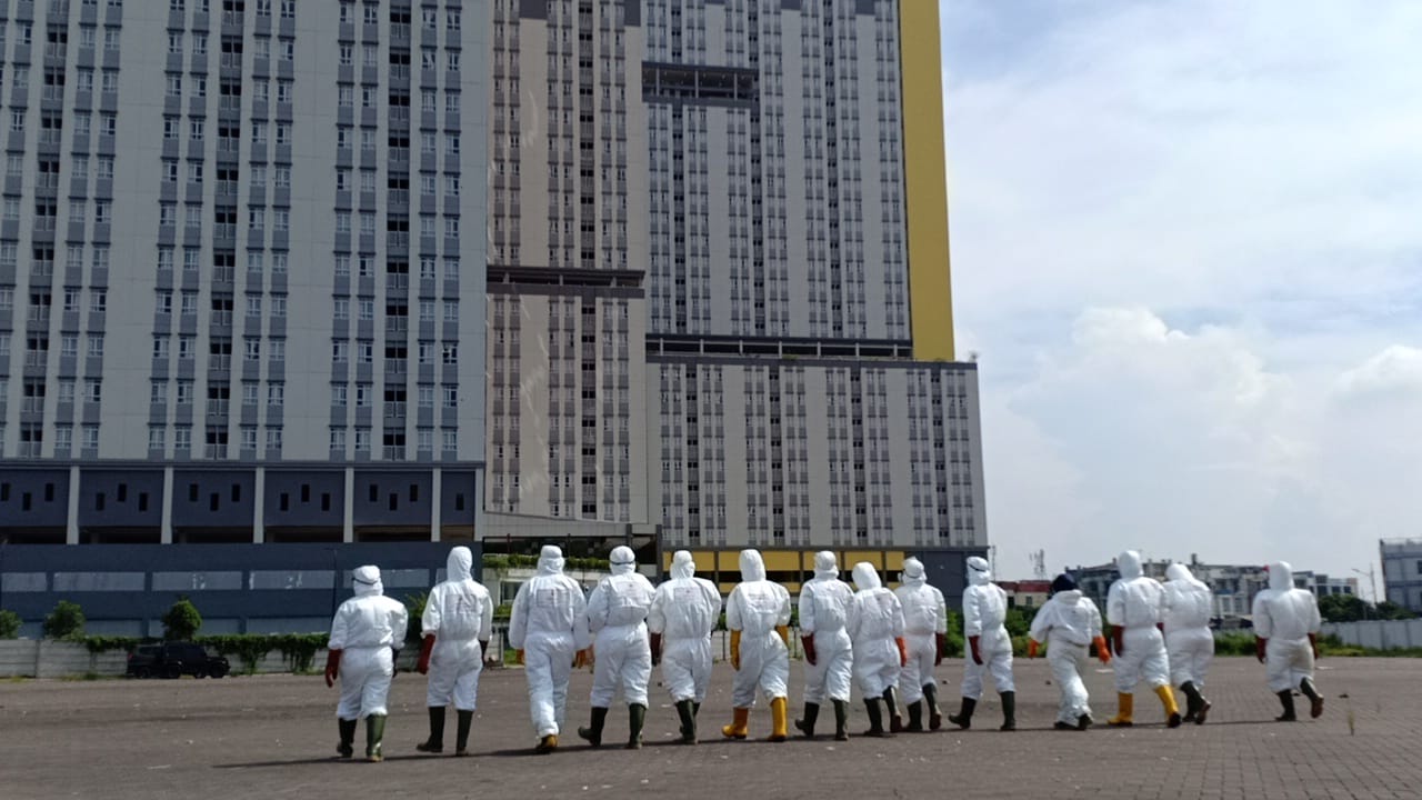 sejumlah-petugas-pmi-berpakaian-khusus-melakukan-penyemprotan.jpg