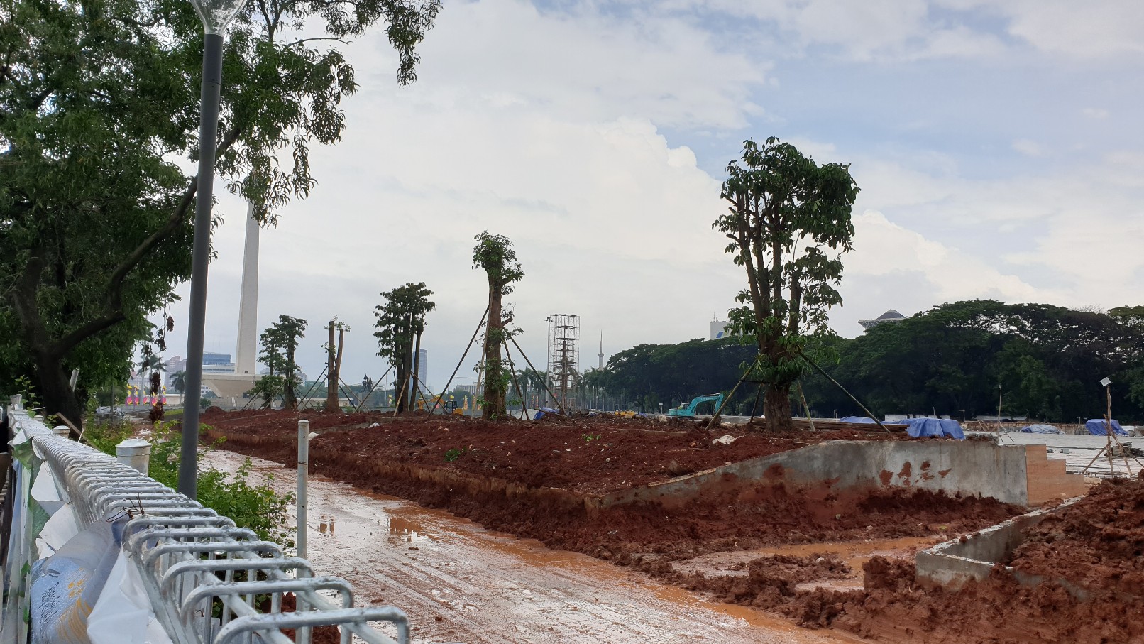 sejumlah-pohon-ditanam-di-sekitar-lokasi-revitalisasi-monas-gambir-jakarta-pusat.jpg