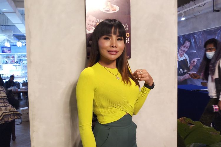 selebritas-eva-bellissima-saat-ditemui-di-kawasan-tanah-abang.jpg